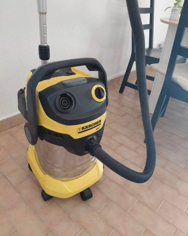 Aspirateur professionnel Karcher WD5 utilisé pour la préparation avant traitement