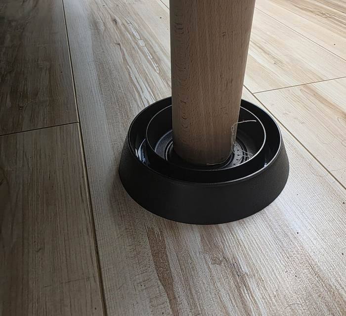 Piège intercepteur posé sous un pied de meuble pour capturer les punaises de lit